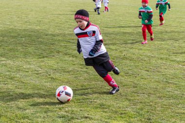 Odessa, Ukrayna 0 1 Nisan 2018: genç çocuklar için oyun spor eğitimi. Futbol futbol çocuklar için oyun. Üniformalı çalıştıran ve futbol oynarken spor kulübü, futbol oyuncuları genç oyuncular