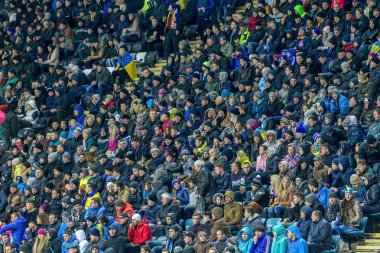 Odessa, Ukrayna - 24 Mart 2016: Futbol taraftarları ve seyirci stadyum standları duygusal onların Ukrayna ve Kıbrıs Milli takım maç sırasında destek ekibi. Duygular, el fenerleri, duman, çığlıkları