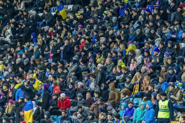Odessa, Ukrayna - 24 Mart 2016: Futbol taraftarları ve seyirci stadyum standları duygusal onların Ukrayna ve Kıbrıs Milli takım maç sırasında destek ekibi. Duygular, el fenerleri, duman, çığlıkları