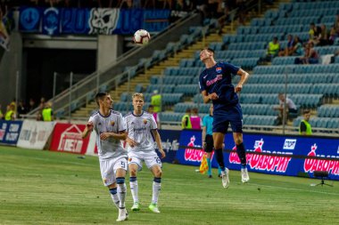 Odessa, Ukrayna - 3 Ağustos 2018: duygusal futbol taraftarları destek ekibi stadyumunda futbol kulübü Djurgardens Eğer İsveç oyun Uefa Avrupa Ligi oyun sırasında. Kalabalık futbol taraftarları Stadyumu futbol