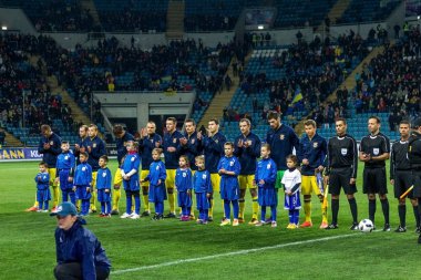 Odessa, Ukrayna -24 Mart 2016: Dostluk maçı (sarı) Ukrayna Millî Futbol takımı ve Kıbrıs (mavi) Milli takımı arasında. Yoğun maç oyun an.