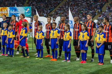 Odessa, Ukrayna - 21 Temmuz 2018: Fc Shakhter'ın futbol takımı açılış töreninde Ukrayna Super Kupası Finalleri. Futbol sahası geçit açma sırasında futbol takımı