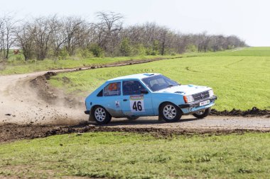 Odessa, Ukrayna - 17 Nisan 2016: Üzerinde bir mini ralli Kupası Limanov Severin güneşli bir gün pitoresk bozkır alanı'nda Ukrayna Şampiyonası
