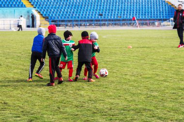 Odessa, Ukrayna 0 1 Nisan 2018: genç çocuklar için oyun spor eğitimi. Futbol futbol çocuklar için oyun. Üniformalı çalıştıran ve futbol oynarken spor kulübü, futbol oyuncuları genç oyuncular