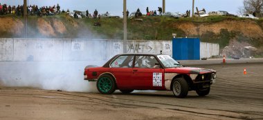 Odessa, Ukrayna -23 Nisan 2017: Combat drifters yerel sürüklenen yarışmalar. Gösteri yasadışı bir platform üzerinde sürüklenen. Binici profesyonel olarak otomatik yarışmalarda driftig yeterlilik yarışta parça geçmek