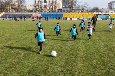 Odessa, Ukrayna 0 1 Nisan 2018: genç çocuklar için oyun spor eğitimi. Futbol futbol çocuklar için oyun. Üniformalı çalıştıran ve futbol oynarken spor kulübü, futbol oyuncuları genç oyuncular