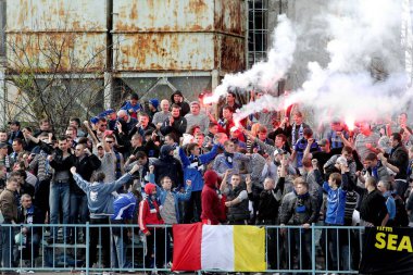 Odessa, Ukrayna - 14 Kasım 2010: Polis, kırık Kürsüsü, kavgalar, oyun alanı üzerinde havai fişek ile oyun sırasında Ultras duygusal futbol hayranları onun takımlarından Chernomorets ayaklandı