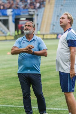 Odessa, Ukrayna - 3 Ağustos 2018: Baş antrenör Fc Djurgardens Eğer İsveç Melkemichel özcan futbol sahasına oyun Uefa Avrupa Ligi 2018 Fc Mariupol (Ukrayna ile sırasında)