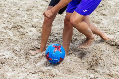 Odessa, Ukrayna-Temmuz 22, 2018: Beach Futbol Şampiyonası sahilde amatör kadınlar arasında. Kum plaj futbolu. Bir şehir plaj kum üzerinde plaj futbolu oynayan genç güzel kız
