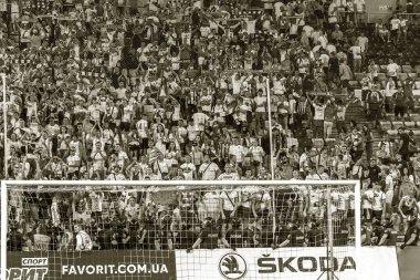 Odessa, Ukrayna 23 Temmuz 2018: Bir kalabalık futbol stadyumu. Ziyaret edenler stadyum standları dolu. Stadyumda futbol taraftarları. Taraftar standları sevinç, hafif ateş ve dalgalanan bayrak.