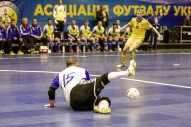 Odessa, Ukrayna - 12 Nisan 2016: Dünya Kupası play-off maçı Ukrayna - Slovakiya. Futsal oynuyor. Modern Bahçesi kapsayan spor salonu büyük sahnede mini futbol