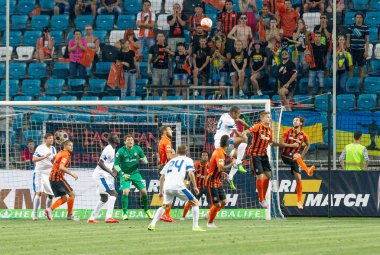 Odessa, Ukrayna - 14 Ağustos 2015: Fc Shakhtar Donetsk ve Fc Dnipro Dnipropetrovsk Ukrayna Kupası maçında top için kavga ediyorlar. Ayrıntı oyunun.