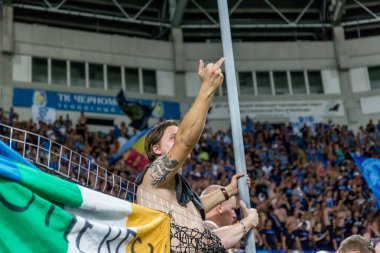 Odessa, Ukrayna - 3 Ağustos 2018: duygusal futbol taraftarları destek ekibi stadyumunda futbol kulübü Djurgardens Eğer İsveç oyun Uefa Avrupa Ligi oyun sırasında. Kalabalık futbol taraftarları Stadyumu futbol