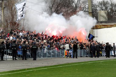 Odessa, Ukrayna - 14 Kasım 2010: Polis, kırık Kürsüsü, kavgalar, oyun alanı üzerinde havai fişek ile oyun sırasında Ultras duygusal futbol hayranları onun takımlarından Chernomorets ayaklandı