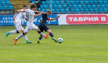 Odessa, Ukrayna-17 March2018: Ukrayna Premier Ligi takımları arasında futbol maçı Şampiyonlar Chernomorets (Odessa) ve çelik. Açılış Şampiyonası, beraberlik, geçit töreni, tekme kapıdan