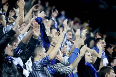 Odessa, Ukrayna - 10 Temmuz 2013: duygusal futbol taraftarları Stadı nda futbol kulübü Chernomorets, 10 Temmuz 2013, Odessa, Ukrayna bir oyun sırasında destek