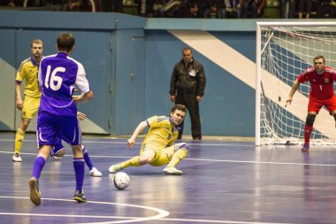 Odessa, Ukrayna - 12 Nisan 2016: Dünya Kupası play-off maçı Ukrayna - Slovakiya. Futsal oynuyor. Modern Bahçesi kapsayan spor salonu büyük sahnede mini futbol