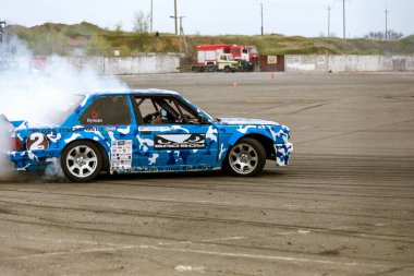 Odessa, Ukrayna -23 Nisan 2017: Combat drifters yerel sürüklenen yarışmalar. Gösteri yasadışı bir platform üzerinde sürüklenen. Binici profesyonel olarak otomatik yarışmalarda driftig yeterlilik yarışta parça geçmek