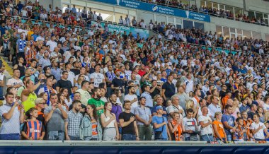 Odessa, Ukrayna 23 Temmuz 2018: Bir kalabalık futbol stadyumu. Ziyaret edenler stadyum standları dolu. Stadyumda futbol taraftarları. Taraftar standları sevinç, hafif ateş ve dalgalanan bayrak.