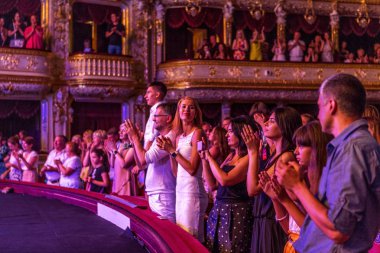 Odessa, Ukrayna - 16 Temmuz 2016: Ukraynalı şarkıcı Jamala solo konser, Opera Binası. Hall fanlar memnun. Gözde caz orkestrası konser sırasında yaratıcı ışık ve müzik seyirci göster