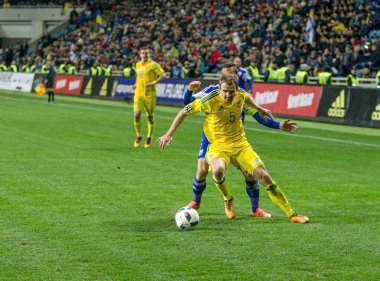Odessa, Ukrayna -24 Mart 2016: Dostluk maçı (sarı) Ukrayna Millî Futbol takımı ve Kıbrıs (mavi) Milli takımı arasında. Yoğun maç oyun an.