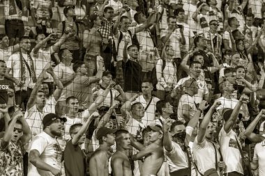 Odessa, Ukrayna 23 Temmuz 2018: Bir kalabalık futbol stadyumu. Ziyaret edenler stadyum standları dolu. Stadyumda futbol taraftarları. Taraftar standları sevinç, hafif ateş ve dalgalanan bayrak.