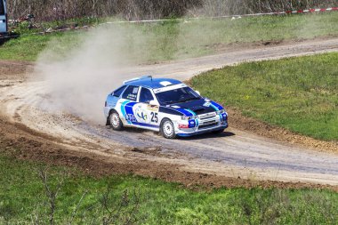 Odessa, Ukrayna - 17 Nisan 2016: Üzerinde bir mini ralli Kupası Limanov Severin güneşli bir gün pitoresk bozkır alanı'nda Ukrayna Şampiyonası