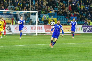 Odessa, Ukrayna -24 Mart 2016: Dostluk maçı (sarı) Ukrayna Millî Futbol takımı ve Kıbrıs (mavi) Milli takımı arasında. Yoğun maç oyun an.