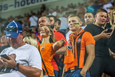 Odessa, Ukrayna 23 Temmuz 2018: Bir kalabalık futbol stadyumu. Ziyaret edenler stadyum standları dolu. Stadyumda futbol taraftarları. Taraftar standları sevinç, hafif ateş ve dalgalanan bayrak.