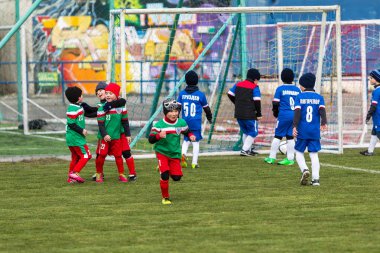 Odessa, Ukrayna 0 1 Nisan 2018: genç çocuklar için oyun spor eğitimi. Futbol futbol çocuklar için oyun. Üniformalı çalıştıran ve futbol oynarken spor kulübü, futbol oyuncuları genç oyuncular