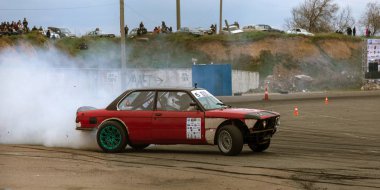 Odessa, Ukrayna -23 Nisan 2017: Combat drifters yerel sürüklenen yarışmalar. Gösteri yasadışı bir platform üzerinde sürüklenen. Binici profesyonel olarak otomatik yarışmalarda driftig yeterlilik yarışta parça geçmek