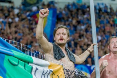 Odessa, Ukrayna - 3 Ağustos 2018: duygusal futbol taraftarları destek ekibi stadyumunda futbol kulübü Djurgardens Eğer İsveç oyun Uefa Avrupa Ligi oyun sırasında. Kalabalık futbol taraftarları Stadyumu futbol