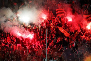 Odessa, Ukrayna - 10 Temmuz 2013: oyun alanı, 10 Temmuz 2013, Odessa, Ukrayna üzerinde oyun Shakhtar Donetsk ve Chernomorets sırasında duygusal futbolseverleri ultras ayaklandı