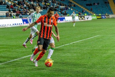 Odessa, Ukrayna - 3 Aralık 2015: Fc Karpaty ve Shakhtar Donetsk Ukrayna Kupası topu için Şampiyonlar Ligi mücadelede bir maçta. Ayrıntı oyunun.