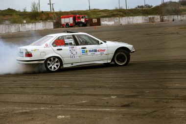 Odessa, Ukrayna -23 Nisan 2017: Combat drifters yerel sürüklenen yarışmalar. Gösteri yasadışı bir platform üzerinde sürüklenen. Binici profesyonel olarak otomatik yarışmalarda driftig yeterlilik yarışta parça geçmek