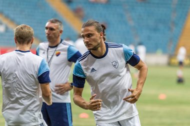 Odessa, Ukrayna - 3 Ağustos 2018: Futbolcular, Fc Djurgardens Eğer İsveç Melkemichel özcan sırasında oyun Uefa Avrupa Ligi 2018 Fc Mariupol (Ukrayna) ile futbol sahada. Futbol oyuncular Tren