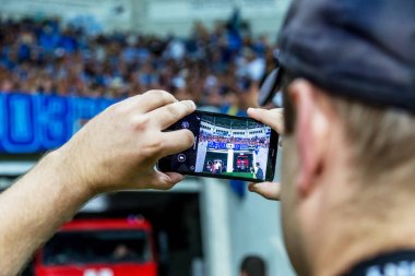 Odessa, Ukrayna - 3 Ağustos 2018: duygusal futbol taraftarları destek ekibi stadyumunda futbol kulübü Djurgardens Eğer İsveç oyun Uefa Avrupa Ligi oyun sırasında. Kalabalık futbol taraftarları Stadyumu futbol