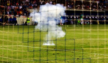 Odessa, Ukrayna - Temmuz 15,2017: Foxtrot süper kupa. Madenci - Dinamo. Fanatik heyecanlı hayranları ile havai fişek. Taraftar standları yanık yangında sevinirler ve çırpmaya başlar. Petards stadyum alanında oyun parçaladı