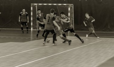 Odessa, Ukrayna - 28 Temmuz 2018: Parke zemin üzerinde bir futsal futsal turnuvasında oynayan yerel takım kimliği belirsiz oyuncular. doğru anı kapalı odada, futsal futbolun bir spor oyunu
