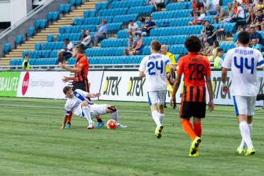 Odessa, Ukrayna - 14 Ağustos 2015: Fc Shakhtar Donetsk ve Fc Dnipro Dnipropetrovsk Ukrayna Kupası maçında top için kavga ediyorlar. Ayrıntı oyunun.