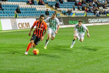 Odessa, Ukrayna - 3 Aralık 2015: Fc Karpaty ve Shakhtar Donetsk Ukrayna Kupası topu için Şampiyonlar Ligi mücadelede bir maçta. Ayrıntı oyunun.