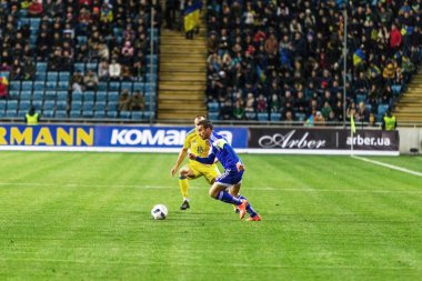 Odessa, Ukrayna -24 Mart 2016: Dostluk maçı (sarı) Ukrayna Millî Futbol takımı ve Kıbrıs (mavi) Milli takımı arasında. Yoğun maç oyun an.