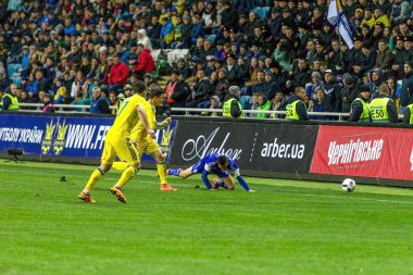 Odessa, Ukrayna -24 Mart 2016: Dostluk maçı (sarı) Ukrayna Millî Futbol takımı ve Kıbrıs (mavi) Milli takımı arasında. Yoğun maç oyun an.