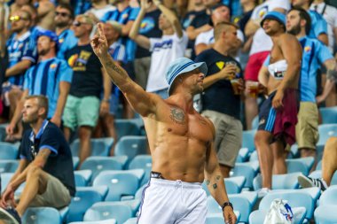 Odessa, Ukrayna - 3 Ağustos 2018: duygusal futbol taraftarları destek ekibi stadyumunda futbol kulübü Djurgardens Eğer İsveç oyun Uefa Avrupa Ligi oyun sırasında. Kalabalık futbol taraftarları Stadyumu futbol