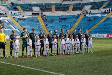Odessa, Ukrayna-17 March2018: Ukrayna Premier Ligi takımları arasında futbol maçı Şampiyonlar Chernomorets (Odessa) ve çelik. Açılış Şampiyonası, beraberlik, geçit töreni, tekme kapıdan