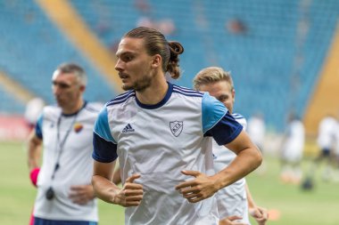 Odessa, Ukrayna - 3 Ağustos 2018: Futbolcular, Fc Djurgardens Eğer İsveç Melkemichel özcan sırasında oyun Uefa Avrupa Ligi 2018 Fc Mariupol (Ukrayna) ile futbol sahada. Futbol oyuncular Tren