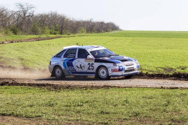 Odessa, Ukrayna - 17 Nisan 2016: Üzerinde bir mini ralli Kupası Limanov Severin güneşli bir gün pitoresk bozkır alanı'nda Ukrayna Şampiyonası