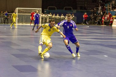 Odessa, Ukrayna - 12 Nisan 2016: Dünya Kupası play-off maçı Ukrayna - Slovakiya. Futsal oynuyor. Modern Bahçesi kapsayan spor salonu büyük sahnede mini futbol