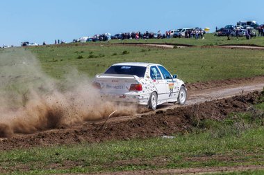 Odessa, Ukrayna - 17 Nisan 2016: Üzerinde bir mini ralli Kupası Limanov Severin güneşli bir gün pitoresk bozkır alanı'nda Ukrayna Şampiyonası