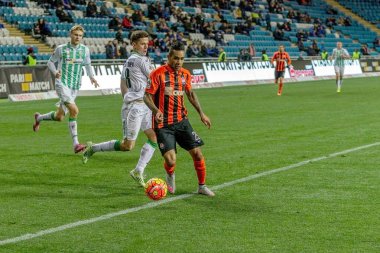 Odessa, Ukrayna - 3 Aralık 2015: Fc Karpaty ve Shakhtar Donetsk Ukrayna Kupası topu için Şampiyonlar Ligi mücadelede bir maçta. Ayrıntı oyunun.